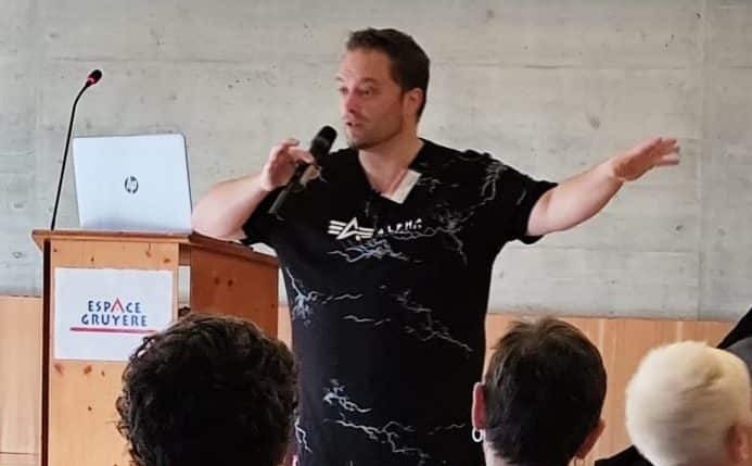 Patrick Tissot anime une formation devant un groupe